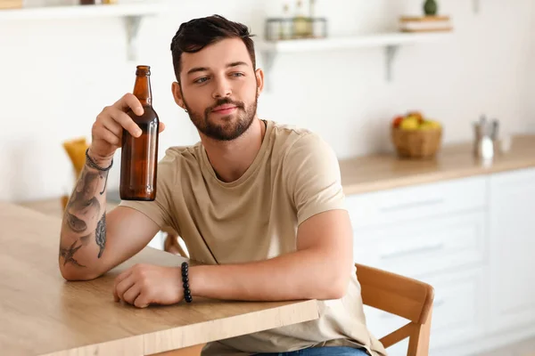 Joven Barbudo Con Botella Cerveza Sentado Mesa Cocina — Foto de Stock