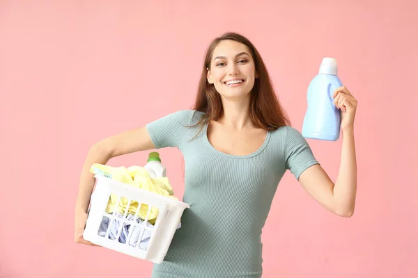 Hermosa Mujer Con Detergente Lavandería Canasta Blanca Sobre Fondo Rosa —  Fotos de Stock