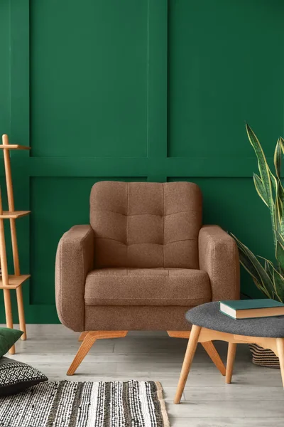 Tabouret Avec Livre Fauteuil Près Mur Couleur Dans Chambre — Photo