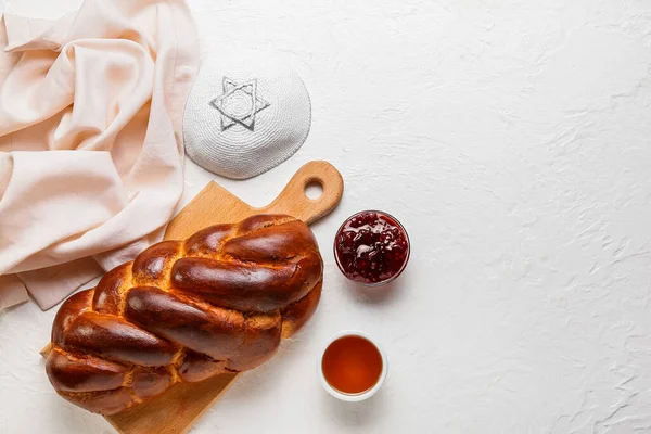 Pão Chalá Tradicional Com Boné Judeu Fundo Branco Shabbat Shalom — Fotografia de Stock