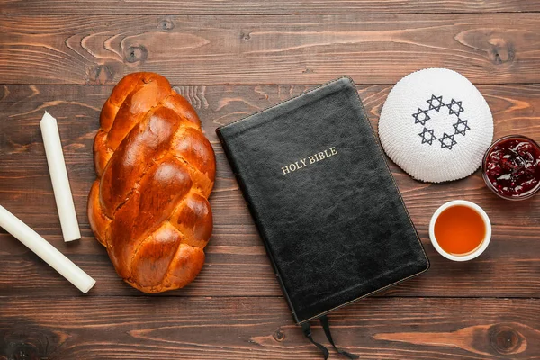 Pane Tradizionale Con Tanakh Candele Berretto Ebraico Sfondo Legno Shabbat — Foto Stock
