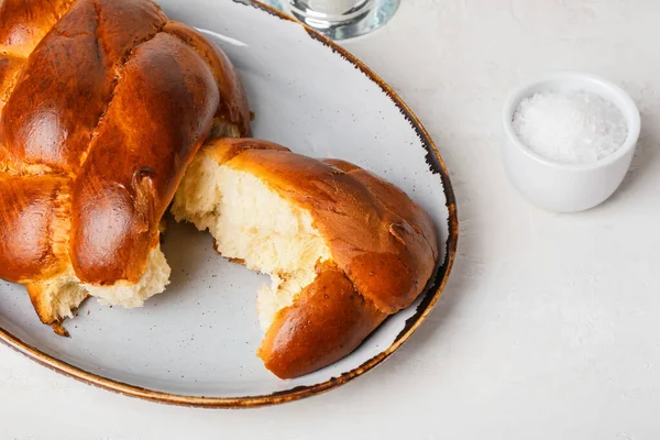 Традиционный Хлеб Халла Белом Фоне Шалом Шаббат — стоковое фото