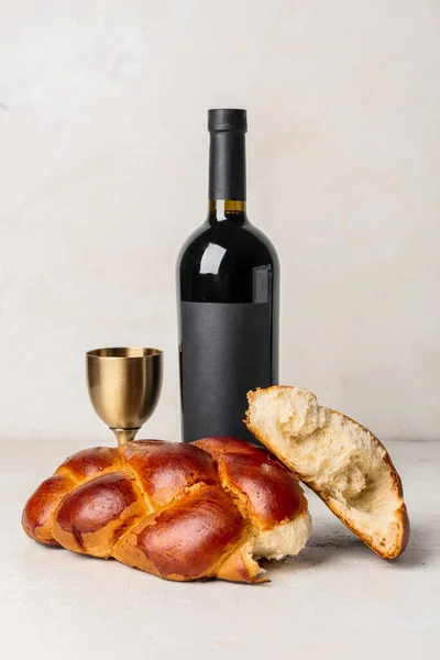 Pane Toscano Tradizionale Con Vino Sfondo Bianco Shabbat Shalom — Foto Stock