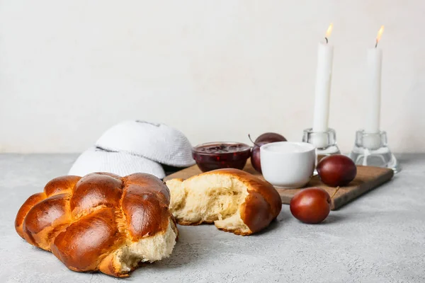 Pane Tradizionale Con Candele Incandescenti Berretti Ebraici Sfondo Chiaro Shabbat — Foto Stock