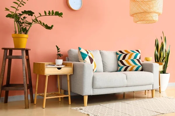 Interieur Des Stilvollen Wohnzimmers Mit Sofa Holztisch Und Rosa Wand — Stockfoto