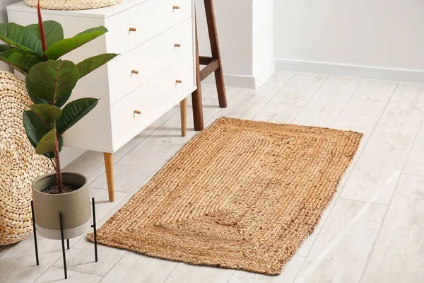 Tapis Osier Près Commode Dans Intérieur Élégant — Photo