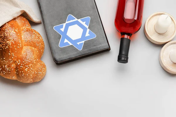 Torah Med Traditionelt Challah Brød Flaske Vin Stearinlys Lys Baggrund - Stock-foto