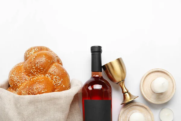 Pane Toscano Tradizionale Con Vino Candele Sfondo Bianco Shabbat Shalom — Foto Stock