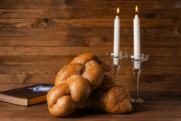 Pane Tradizionale Con Candele Incandescenti Torah Sfondo Legno Shabbat Shalom — Foto Stock