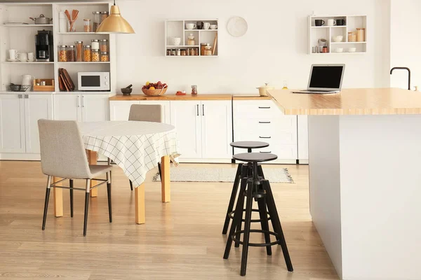Interior Dari Dapur Modern Ringan Dengan Counter Putih Rak Dan — Stok Foto