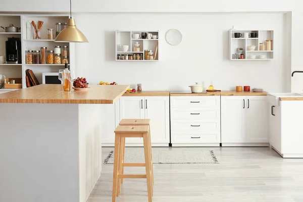 Interieur Van Lichte Moderne Keuken Met Witte Toonbanken Planken Eten — Stockfoto