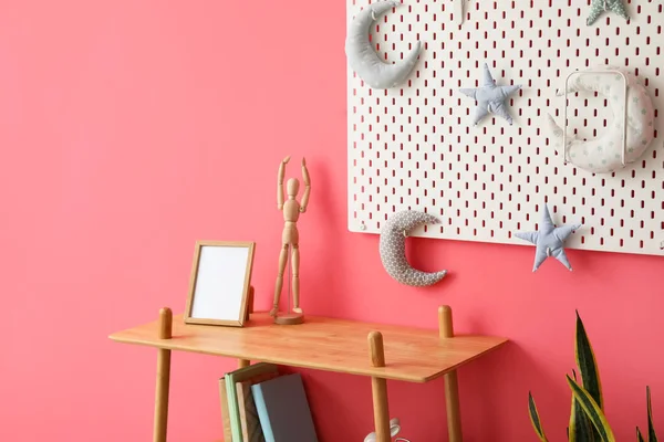 Shelving Unit Frame Wooden Mannequin Pegboard Hanging Pink Wall — Stock Photo, Image