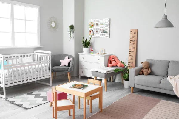 Interieur Des Stilvollen Kinderzimmers Mit Kinderbett Sofa Und Steckbrett — Stockfoto