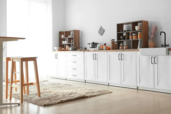 Beyaz Tezgahlı Raflı Pencereli Modern Mutfak — Stok fotoğraf