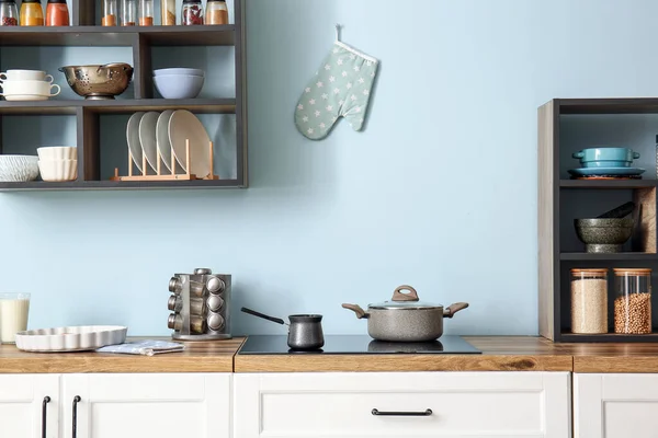 Fogão Com Panela Cozinha Cezve Perto Parede Azul Cozinha — Fotografia de Stock