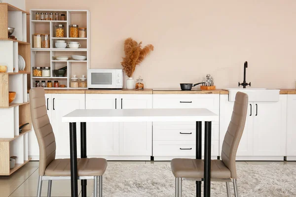 Interieur Van Stijlvolle Keuken Met Witte Toonbanken Planken Eettafel — Stockfoto