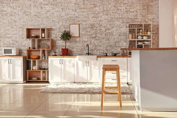 Interior Cocina Moderna Con Mostradores Blancos Estanterías Pared Ladrillo — Foto de Stock