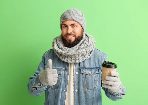 Knappe Man Winter Kleding Met Koffie Tonen Duim Kleur Achtergrond — Stockfoto