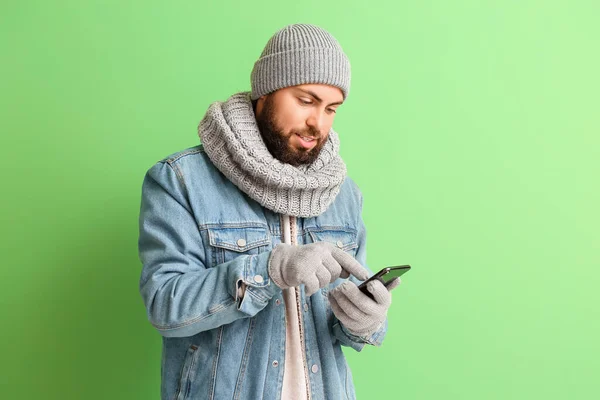 Handsome Man Winter Clothes Phone Color Background — Stock Photo, Image