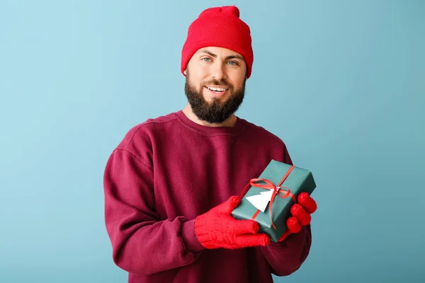 Όμορφος Άνθρωπος Χειμωνιάτικα Ρούχα Και Δώρο Στο Φόντο Χρώμα — Φωτογραφία Αρχείου