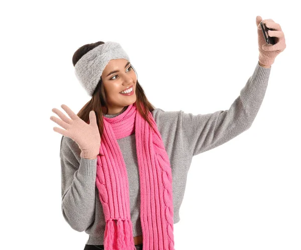 Молодая Женщина Теплых Перчатках Делает Селфи Белом Фоне — стоковое фото