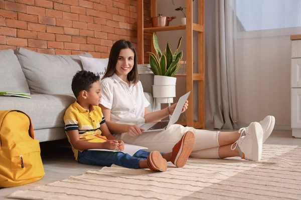 Piccolo Ragazzo Afroamericano Che Studia Con Tutor Laptop Casa — Foto Stock