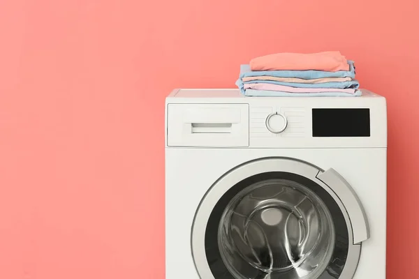 Renk Duvarının Yakınındaki Çamaşır Makinesinde Bir Yığın Temiz Çamaşır Var — Stok fotoğraf