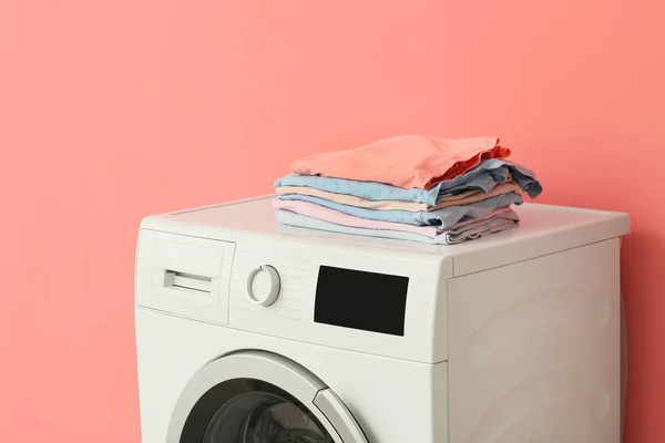 Renk Duvarının Yakınındaki Çamaşır Makinesinde Bir Yığın Temiz Çamaşır Var — Stok fotoğraf