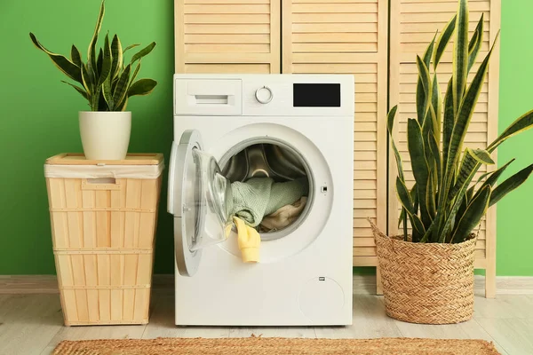 Mesin Cuci Modern Dengan Binatu Keranjang Dan Tanaman Dekat Dinding — Stok Foto