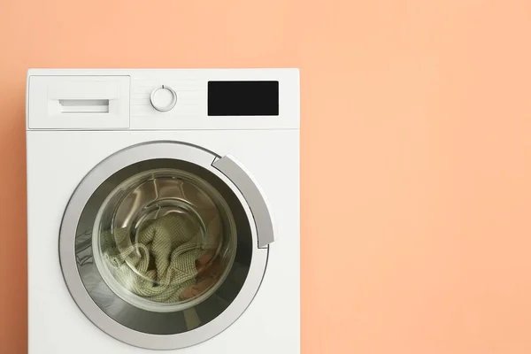 근처에 빨래가 현대식 세탁기 — 스톡 사진