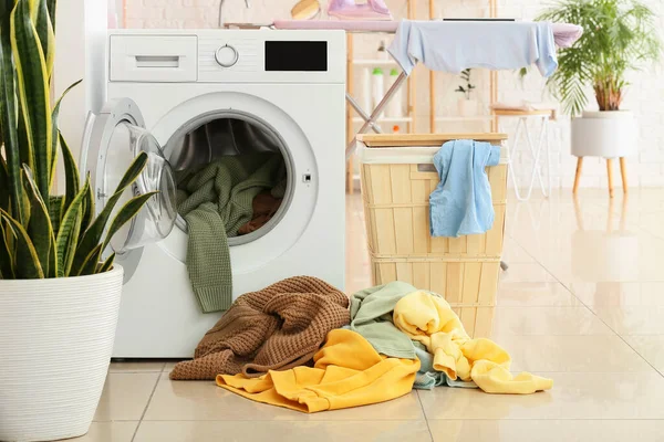 Modern Tvättmaskin Med Tvättstuga Korg Och Växt Badrum — Stockfoto