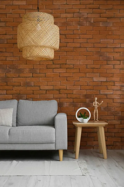 Modern Oturma Odasının Içinde Şık Bir Kanepe Lamba Var — Stok fotoğraf