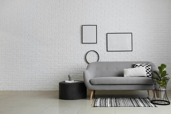 Innenraum Mit Sofa Zimmerpflanze Und Leeren Fotorahmen Weißer Ziegelwand — Stockfoto