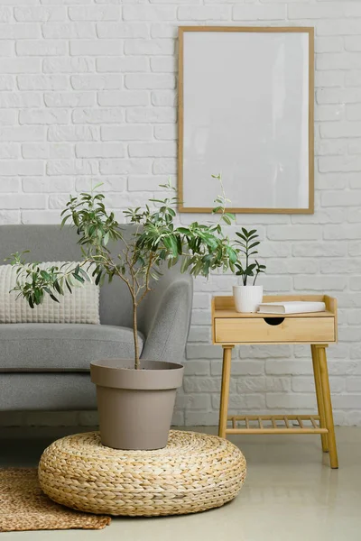 Sofa Zimmerpflanze Und Tisch Der Nähe Der Weißen Ziegelwand Innenraum — Stockfoto