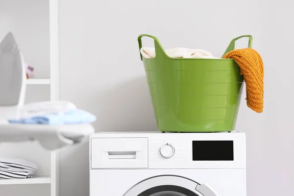 가벼운 근처의 세탁기에 세탁실 — 스톡 사진