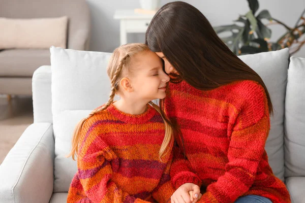 Niña Madre Suéteres Calientes Sentadas Sofá Casa — Foto de Stock