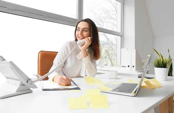 Young Manager Writing Sticky Note Paper While Talking Phone Her — Stock Photo, Image