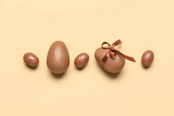 Heerlijke Chocolade Eieren Beige Achtergrond — Stockfoto