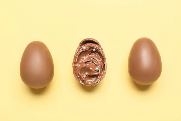 Heerlijke Chocolade Eieren Met Pasta Vulling Gele Achtergrond — Stockfoto