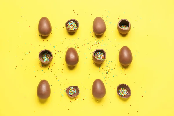 黄色の背景に充填を振りかけるおいしいチョコレートの卵 — ストック写真