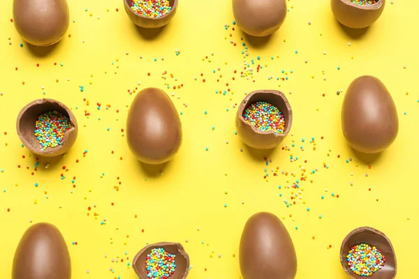 黄色の背景に充填を振りかけるおいしいチョコレートの卵 — ストック写真