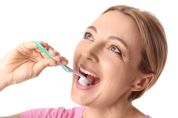 Wanita Dewasa Cantik Menggosok Gigi Pada Latar Belakang Putih — Stok Foto