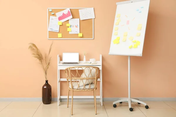 Lugar Trabajo Moderno Con Notas Adhesivas Rotafolio Cerca Pared Beige — Foto de Stock