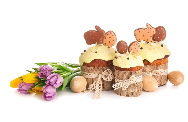 Leckere Osterkuchen Mit Plätzchen Holzeiern Und Blumen Auf Weißem Hintergrund — Stockfoto