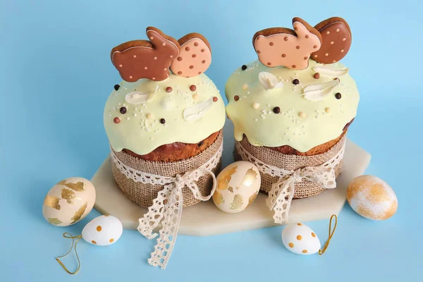 Leckere Osterkuchen Mit Plätzchen Und Bemalten Eiern Auf Blauem Hintergrund — Stockfoto