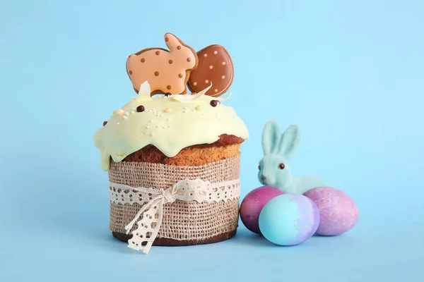 Pyszne Ciasto Wielkanocne Ozdobione Ciasteczkami Malowane Jajka Niebieskim Tle — Zdjęcie stockowe