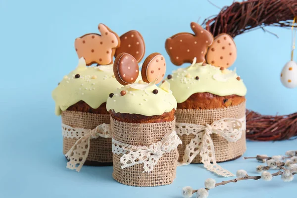 Deliciosos Pasteles Pascua Decorados Con Galletas Ramas Sauce Sobre Fondo — Foto de Stock