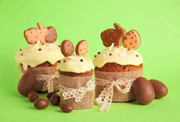 Delicious Easter Cakes Decorated Cookies Chocolate Eggs Green Background — Stock Photo, Image