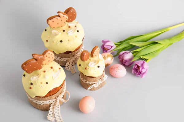 Pyszne Ciasta Wielkanocne Ozdobione Ciasteczkami Kwiatami Malowanymi Jajkami Jasnym Tle — Zdjęcie stockowe