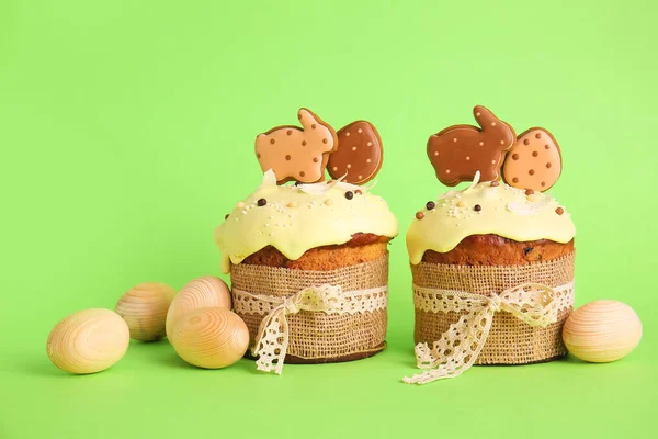 Deliciosos Pasteles Pascua Decorados Con Galletas Huevos Madera Sobre Fondo — Foto de Stock